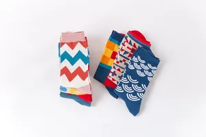 Détails de chaussettes en coton respirant avec motifs géométriques en zigzag et en damier