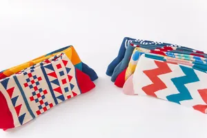 Gros plan sur les motifs géométriques jacquard des chaussettes en coton bohème
