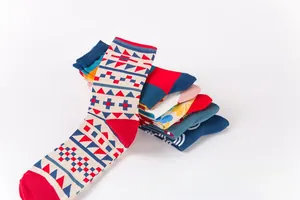 Vue détaillée des chaussettes en coton avec motifs géométriques et rayures colorées