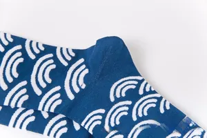 Détail de chaussettes en coton avec motif de vagues jacquard bleu marine et blanc