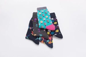 Detail of 5-pack men's cotton socks with geometric patterns and colorful hot air balloons