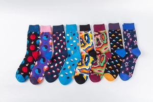 Vue à plat de huit chaussettes mi-mollet colorées aux motifs géométriques abstraits