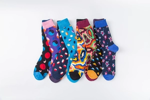 Vue à plat de 6 paires de chaussettes mi-mollet colorées aux motifs géométriques variés