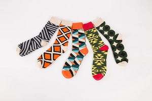 Détail de cinq paires de chaussettes en coton avec motifs géométriques et bords à côtes