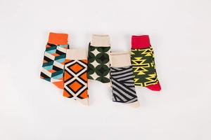 Détail macro de cinq paires de chaussettes en coton aux motifs géométriques colorés