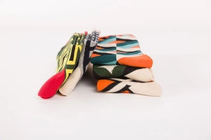 Vue détaillée de chaussettes en coton aux motifs géométriques et designs colorés