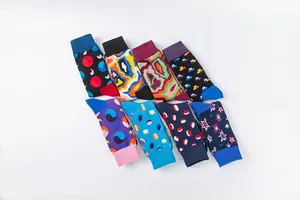 Vue à plat de 8 paires de chaussettes mi-mollet colorées aux motifs géométriques variés