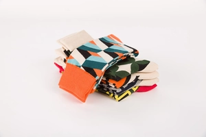 Détail de chaussettes en coton empilées avec des motifs géométriques colorés