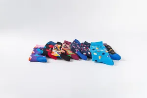 Chaussettes colorées à pois et motifs géométriques abstraits posées à plat