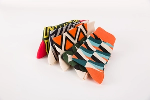 Détail de cinq paires de chaussettes en coton pour hommes aux motifs géométriques