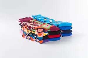 Gros plan de chaussettes mi-mollet aux motifs géométriques abstraits et bords côtelés