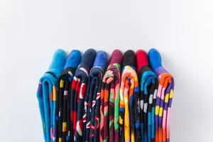 Gros plan détaillé de chaussettes homme avec divers motifs géométriques et maille tricotée