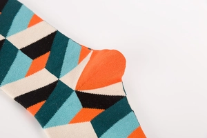 Vue détaillée de chaussettes en coton avec motifs géométriques abstraits et colorés