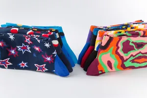 Détails de chaussettes mi-hautes aux motifs d'étoiles et blocs géométriques abstraits