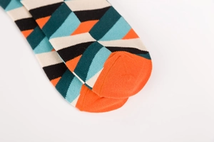 Détail de chaussettes en maille à motifs géométriques avec pointe orange renforcée