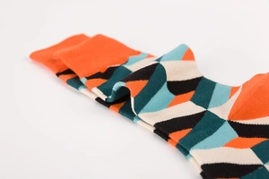 Détail du motif géométrique coloré et de la texture en maille sur les chaussettes en coton