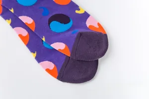 Gros plan détaillé de la pointe sans couture des chaussettes violettes à motifs