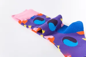 Détail de chaussettes en coton avec base violette et motifs géométriques colorés