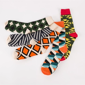 Lot de cinq paires de chaussettes mi-mollet pour hommes aux motifs géométriques variés