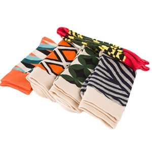 Lot de cinq paires de chaussettes homme colorées aux motifs géométriques variés