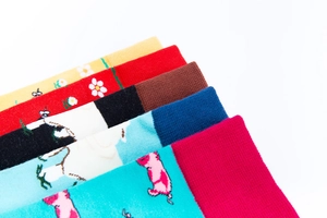 Detail von bunten Baumwollsocken mit Blumen- und Tiermustern in sechs verschiedenen Stilen