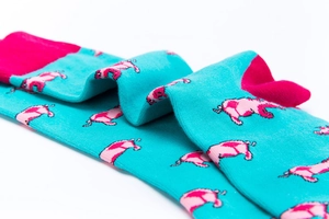 Nahaufnahme von Strickbaumwollsocken in Seeblau mit rosa Nilpferden und Kontrastferse
