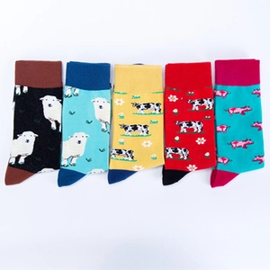 5er-Pack bunte Baumwollsocken mit Bauernhoftieren auf weißem Hintergrund präsentiert