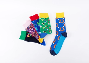 Détail d'un lot de cinq paires de chaussettes en coton aux motifs géométriques colorés