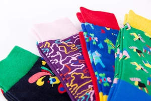 Vue détaillée de chaussettes en coton colorées avec motifs pop art et bords côte