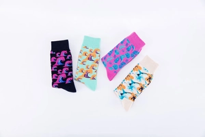 Vue à plat de quatre chaussettes en coton colorées aux motifs d'algues et de coraux