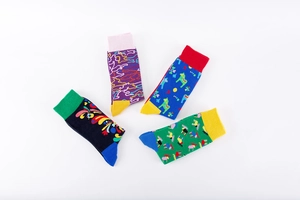 Vue détaillée de chaussettes en coton colorées aux motifs vifs et style nordique