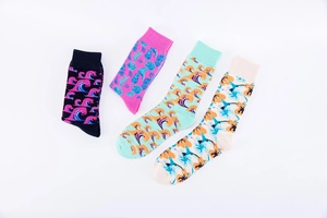 Vue détaillée de quatre chaussettes en coton à motifs de vagues et corail imprimés