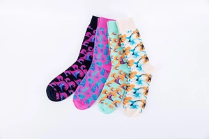 Détail de quatre paires de chaussettes en coton avec motifs colorés d'algues et de vagues