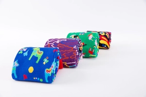 Détail de quatre paires de chaussettes en coton colorées aux motifs d'animaux ethniques