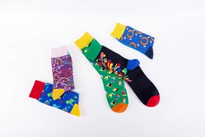 Détails de chaussettes en coton colorées aux motifs abstraits et géométriques pop art