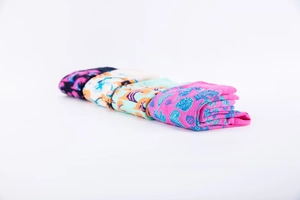 Détail de chaussettes en coton pliées avec motifs colorés d'animaux marins et chats