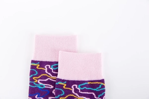 Détail de chaussettes en coton tricoté avec motifs de vagues colorées et bord-côte rose tendre