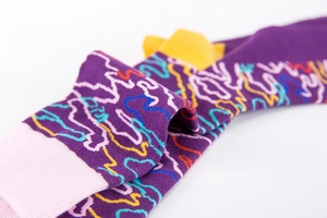 Gros plan macro sur les motifs graffiti abstraits colorés des chaussettes en tricot de coton