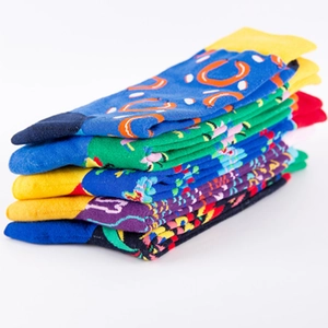 Lot de chaussettes en coton colorées aux motifs géométriques pop art sur fond blanc pur