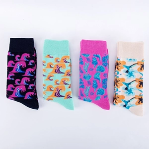 Lot de quatre paires de chaussettes en coton colorées aux motifs vagues et algues