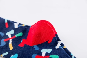 Dettaglio ravvicinato del tallone rinforzato rosso su una calza in maglia blu scuro