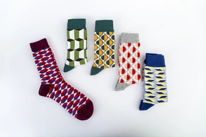 Cinq paires de chaussettes mi-hautes pour hommes aux motifs géométriques et bords côtelés