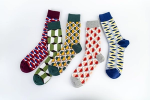 Détail de cinq paires de chaussettes homme aux motifs géométriques et mélange de coton
