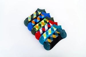 Detail of 6-pack colorful argyle pattern low-cut cotton socks with vibrant geometric designs