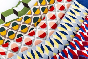 Gros plan détaillé montrant cinq paires de chaussettes aux motifs géométriques variés