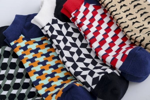 Dettaglio di calzini bassi in cotone a maglia con motivi geometrici e baffi colorati
