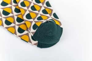 Gros plan détaillé de chaussettes en coton à motifs géométriques avec pointe renforcée