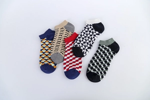 Cinque paia di calze fantasie in misto cotone con baffi e motivi geometrici in vari colori