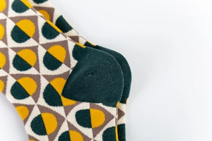 Gros plan sur le motif géométrique et le talon renforcé des chaussettes en coton