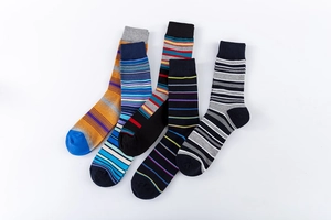 Dettaglio di cinque paia di calze a righe colorate in cotone con polsini a coste
